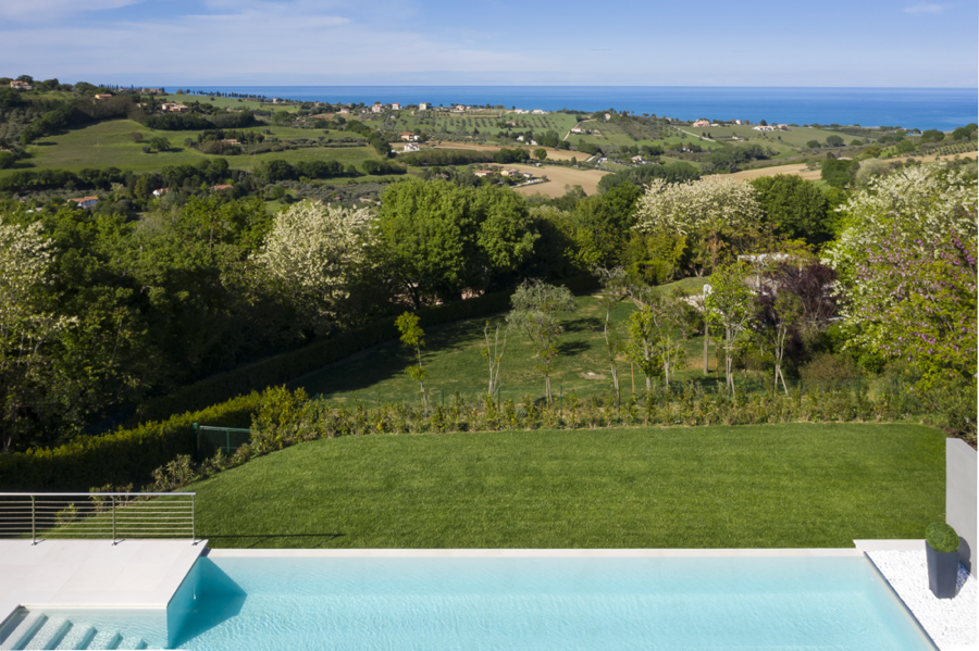 Infinity pool Villa Olivo Photo credit Davide Bischeri.