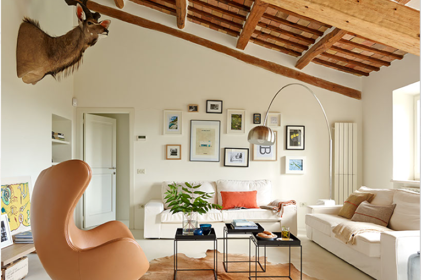 Wohnzimmer mit modernen Möbeln im Ferienhaus Ca Mattei in Italien