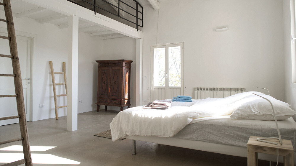 Schlafzimmer mit offener Gallerie im Ferienhaus Casa delle Marche