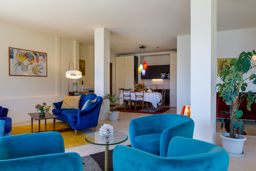 Villa Ponti Bellavista salone 2 from folding door to table google lights