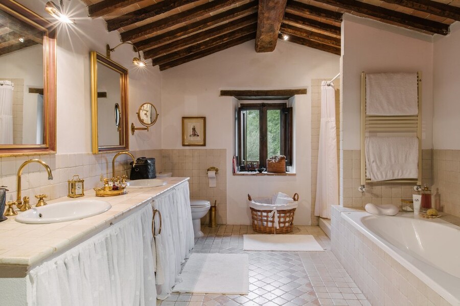 Badezimmer aus Marmor mit Badewanne im Ferienhaus in Umbrien Col di Marte