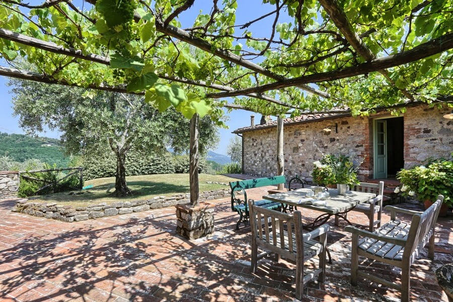 Terrasse mit Pergola mit rankendem Wein im Ferienhaus in Lucca La Sorgente