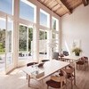 Helles Esszimmer mit grossen Festern im Ferienhaus in Italien