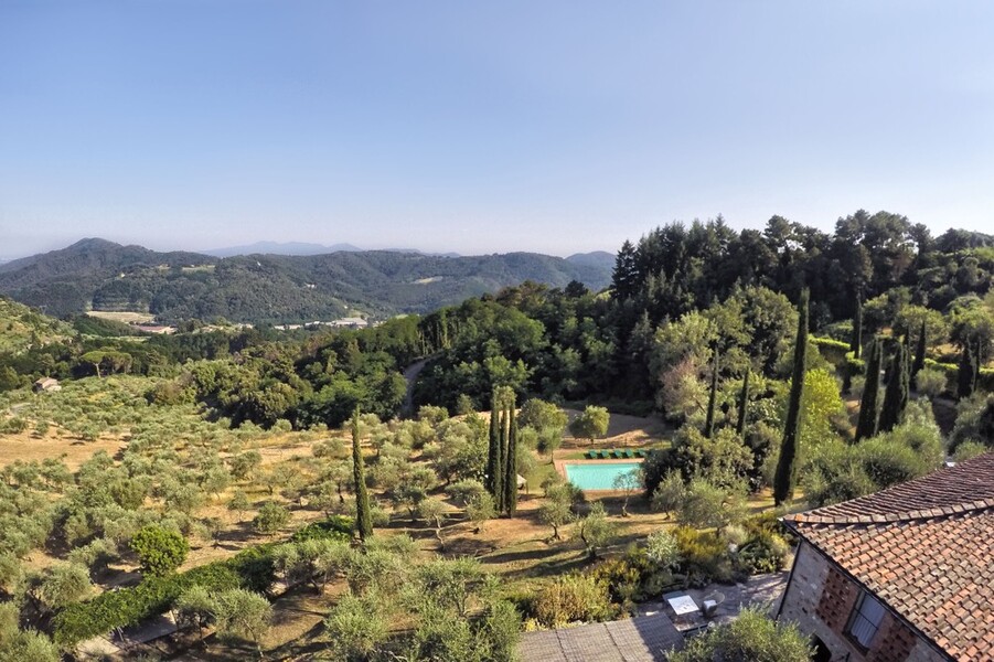 Blick von oben auf das Ferienhaus in der Toskana mit Pool