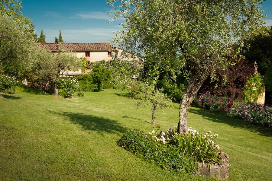 Viel Platz und schattige Plätzchen bietet Ihnen der Garten des Le Casine