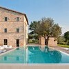 Casa Olivi Design-Villa mit Infinity-Pool in den Hügeln der Marken in Italien