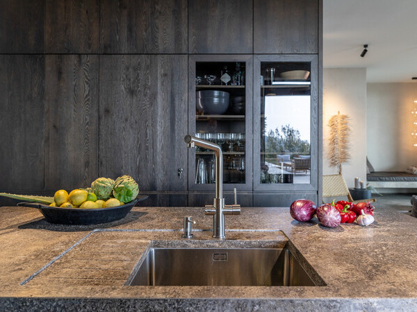 Moderne Küche der Designvilla Casa di Campo am Gardasee