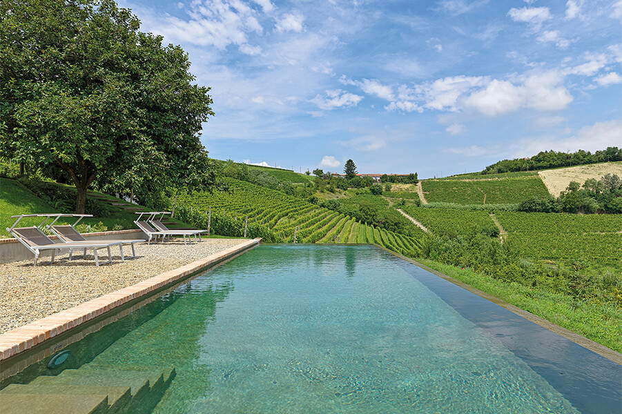 Privater Pool in der Casa Moscato bei Canelli mit Blick auf die Weinberge