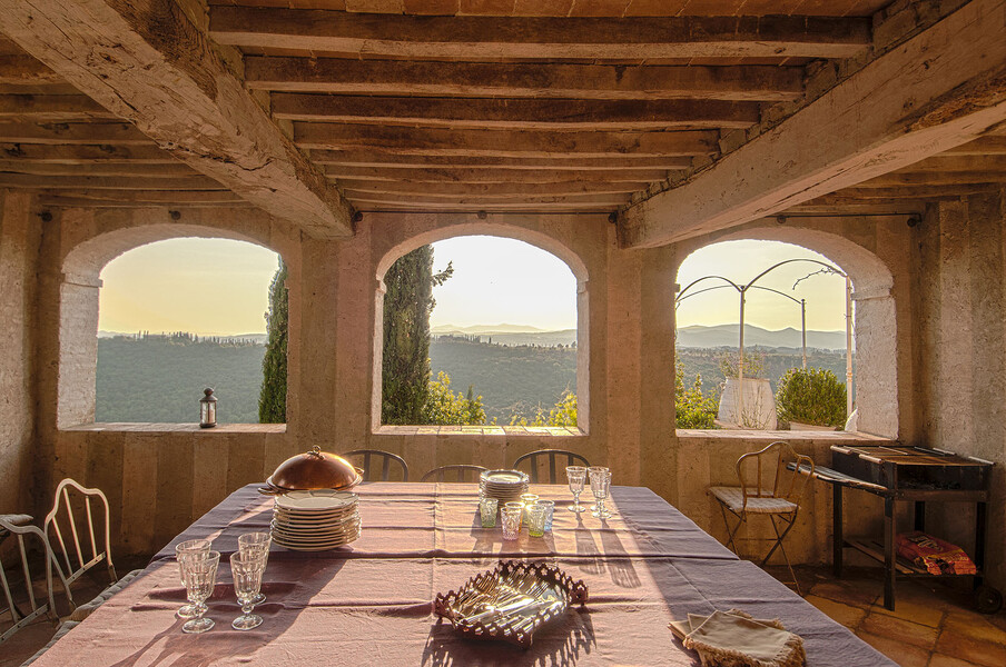 Genießen Sie mit einem Glas Rotwein und einem tollem Essen diesen einmaligen Ausblick auf die Hügel der Toskana