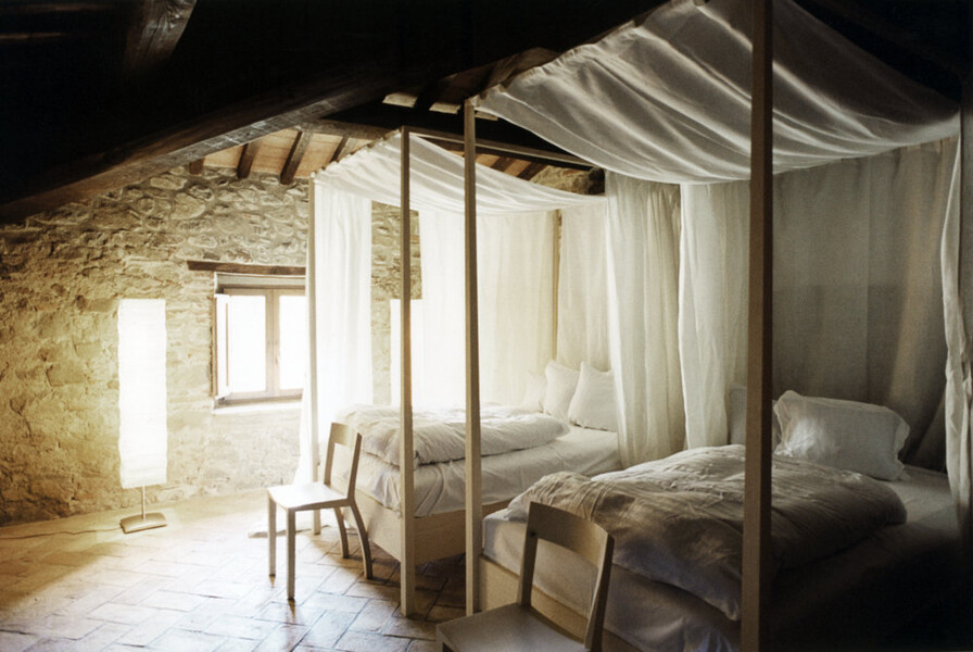 Gemütliches Schlafzimmer mit Himmelbetten in der Casa Bramasole in Umbrien