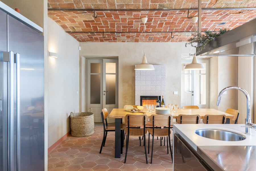 Elegantes Esszimmer und moderne Küche in der Ferienvilla Casa Moscata