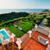 Terrassen und privater Pool im Garten der Villa Estella mit Blick auf das Meer in Sizilien