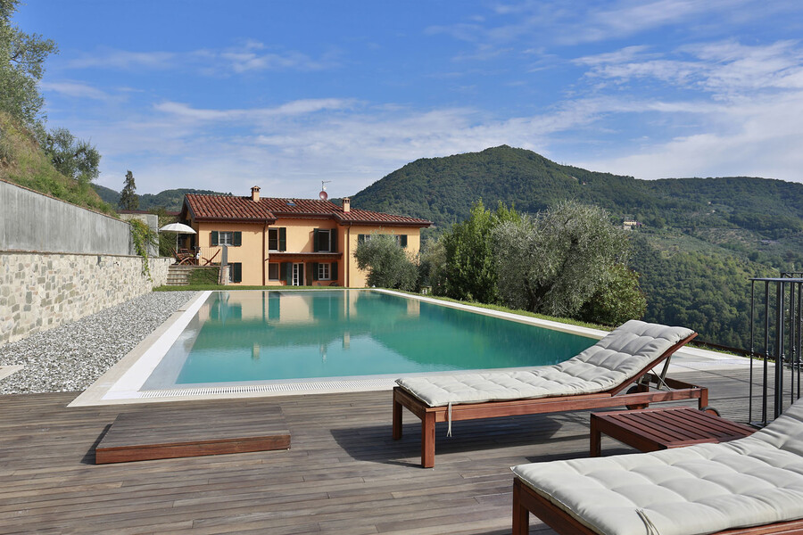 Ferienhaus in Lucca mit privatem Pool und Sonnenliegen umgeben von Olivenbäumen