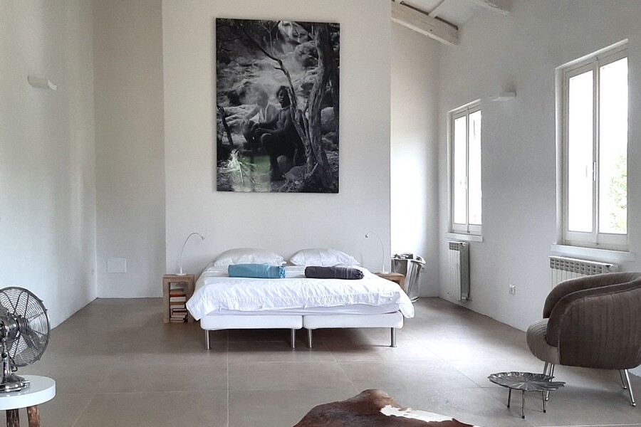 Schlafzimmer mit moderner Kunst im Design Ferienhaus Casa delle Marche