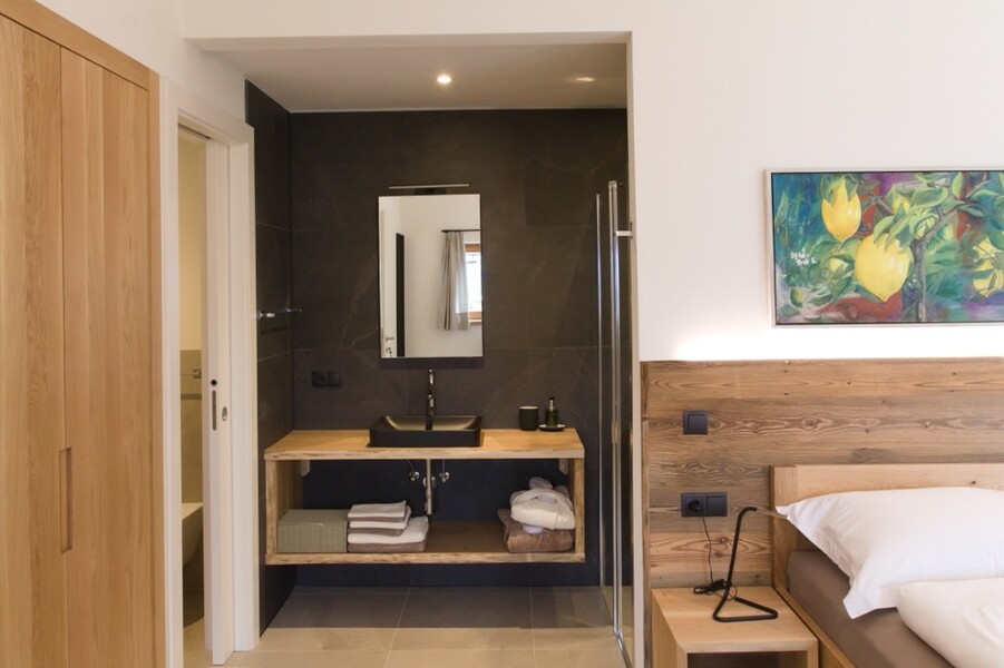 villa castelletto bedroom rovere bathroom MG 1238-2