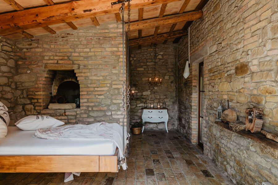 Himmelbett im Steinhaus Casa Sorbolongo in den Marken