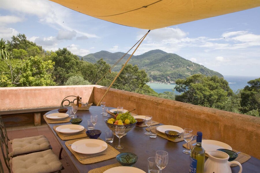 Ferienhaus mit Terrasse mit Sonnensegel mit Blick auf die ligurische Küste