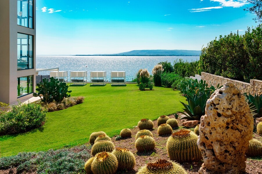 Garten mit Rasen der Villa del Mito auf Sizilien direkt am Meer