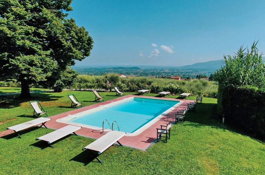 Pool mit Rasen und Liegen in der Ferienvilla bei Lucca