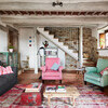 Wohnzimmer mit modernen Sesseln und Sofas im Ferienhaus in Italien