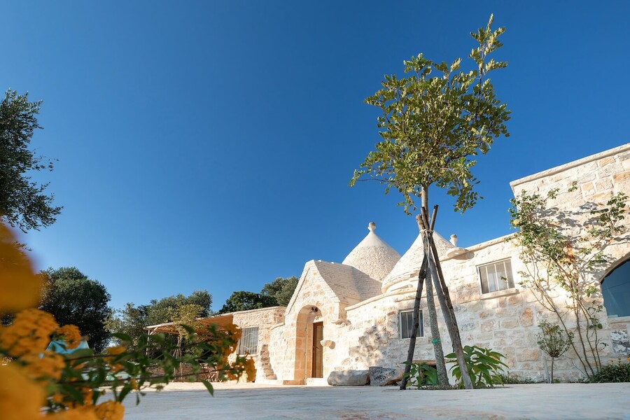 Trulli-of-stars-front-view-and-flowers