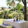 Tisch im Garten mit Blick auf die grünen Hügel bei Rom vom Casale Upupa