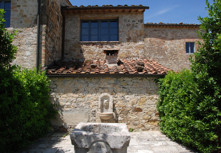 Die Villa Le Porcilia begeistert auch im Außenbereich durch zahlreiche kleine Details, wie etwa dieser kleine Brunnen
