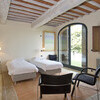 Dieses lichtdurchflutete Schlafzimmer im La Maccinaia bietet direkten Zugang zum Garten der Villa