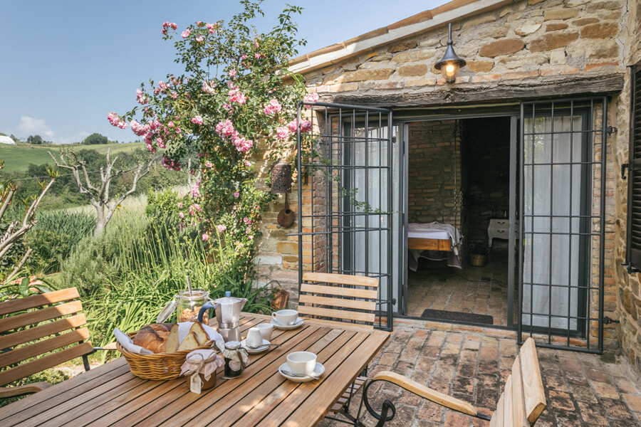 Terrasse ideal für das Frühstück in den Ferien in Italien