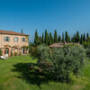 Das Fontanelle liegt idyllisch in einem Park mit Zypresen und alten Olivenbäumen
