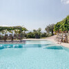 Eingezäunter Pool mit Pergola im Casa Winther in Umbrien