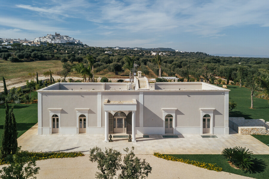 Die Villa Bellavista in Apulien mit Ostuni im Hintergrund