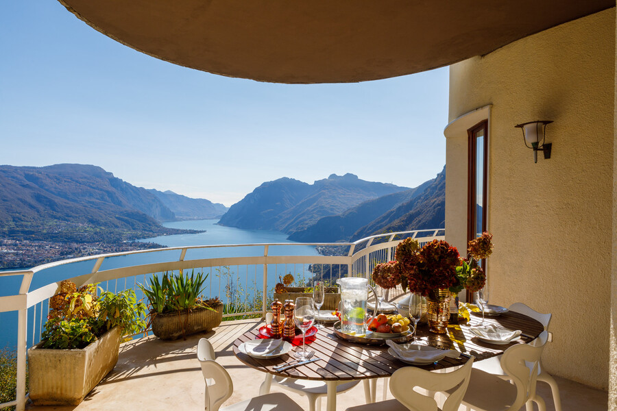 Villa Ponti Bellavista middle terrace table with curve above