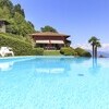 Pool mit Ferienhaus und Blick auf den Lago Maggiore