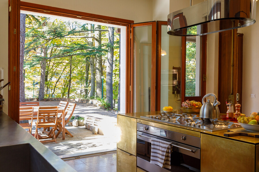 Villa Ponti Bellavista Kitchen open doors oven (best)
