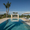 Grosser, beheizter Pool mit Palmen im exklusive Ferienhaus in Apulien