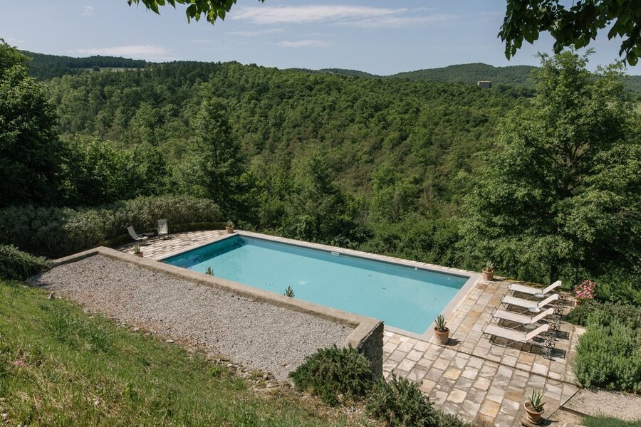 Privater Pool von Col di Marte mit Blick über die Steineichenwälder