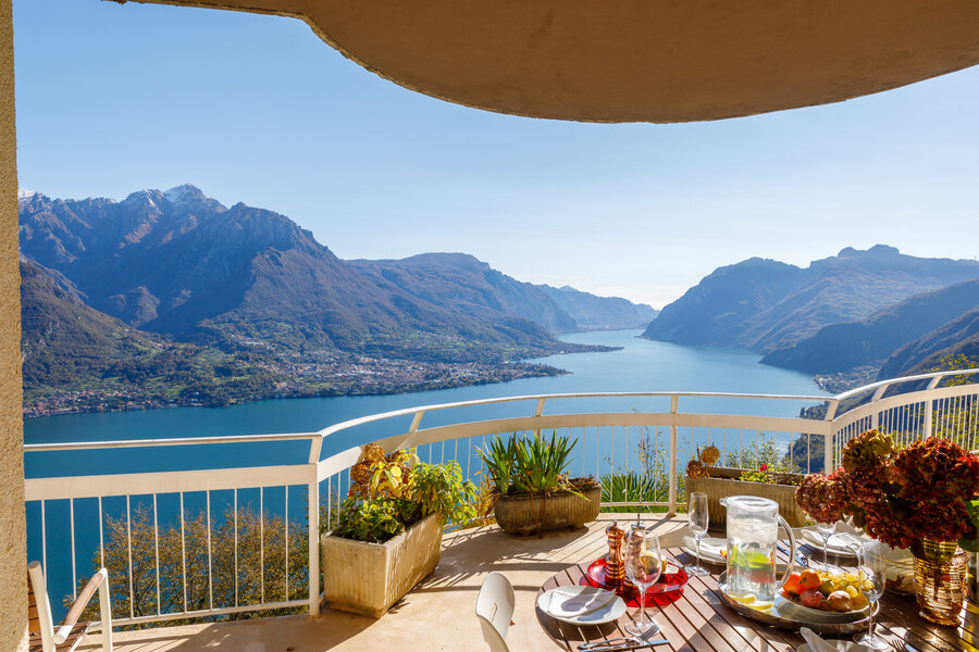 Villa Ponti Bellavista middle terrace table with plants curve above