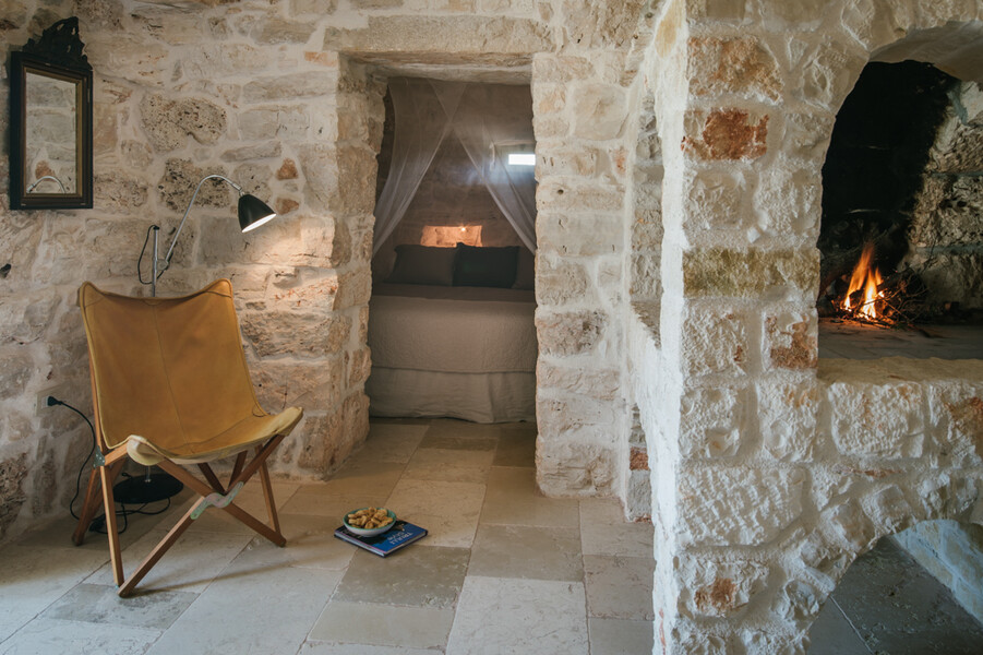 Schlafzimmer mit offenem Kamin im Trulli Angelo in Apulien