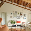 Wohnzimmer mit modernen Möbeln im Ferienhaus Ca Mattei in Italien