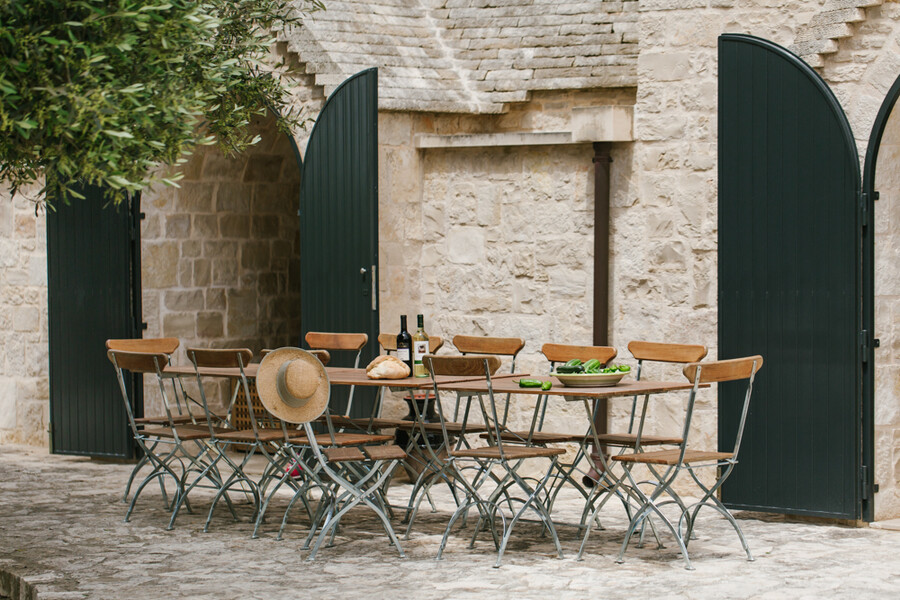 Aussenesstisch unter einem alten Olivenbaum im Ferienhaus Trulli Angelo in Apulien