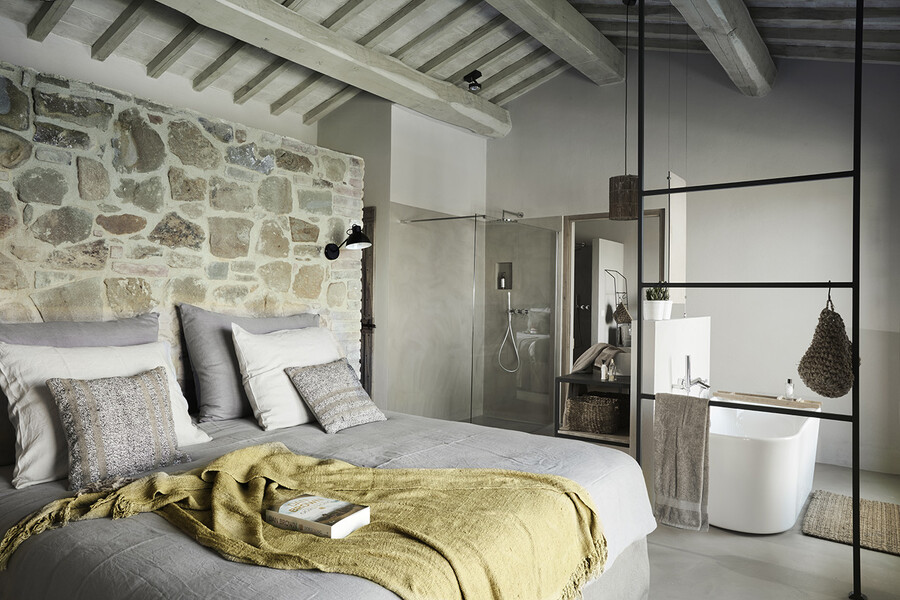 Schlafzimmer mit Badewanne im Design Ferienhaus in Italien