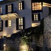Die Villa Crotto am Comersee mit beleuchteten Fenstern