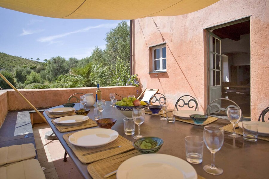 Gedeckter Tisch auf der Terrasse des Ferienhauses in Ligurien