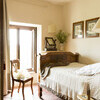 Einzelzimmer mit antikem Bett in der Cascina Monferrato