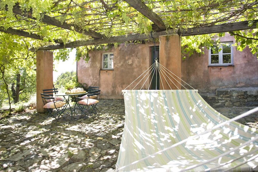 Hängematte unter einer Pergola im Ferienhaus La Regolina in Ligurien