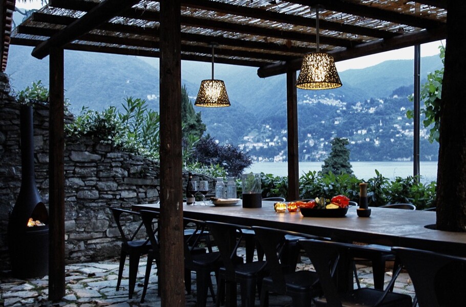 Esstisch mit Blick auf den Comersee in der Villa Crotto