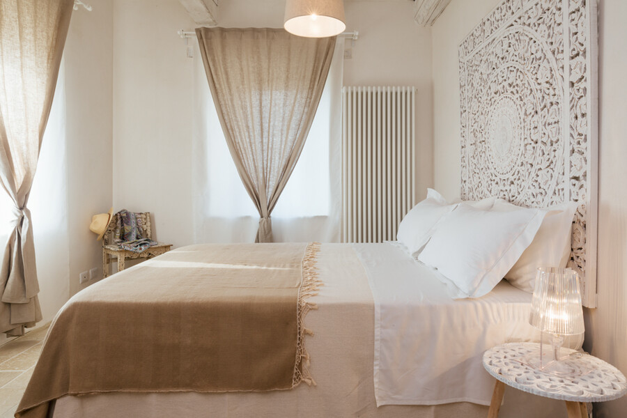 Elegantes Schlafzimmer mit Himmelbett im Ferienhaus in den Marken La Melusina