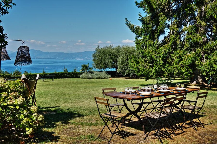 Esstisch im Garten der Villa i Broi am Gardasee