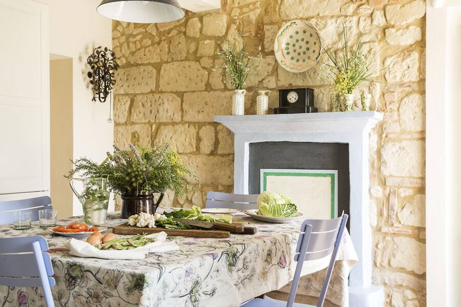 Esstisch im geschmackvoll eingerichteten Ferienhaus im Monferrato